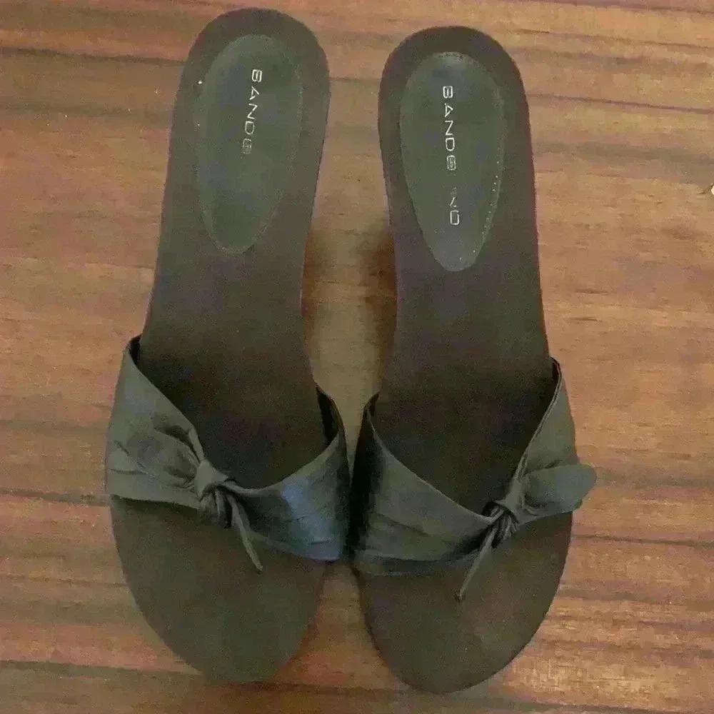 Bandolino Leather Bow Wedges